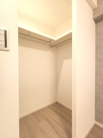 【洋室約5.0帖　収納】　こちらもウォークインクローゼットがあり、衣類や荷物をすっきり収納できます。
