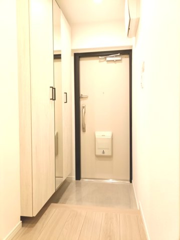 【玄関】　明るい玄関はお出迎え・お見送りの度に、心地よい気持ちにさせてくれる空間です。