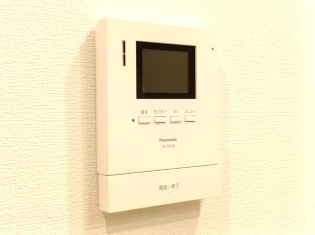 【TVモニター付きインターホン】　モニター付きインターホンなので、来訪者を確認してから対応でき安心です。