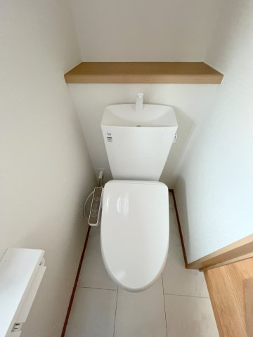 1階トイレには快適な温水洗浄便座付き