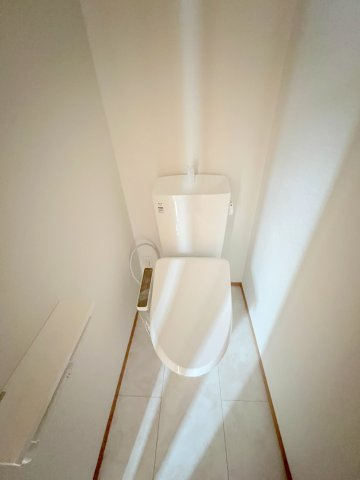 2階トイレには快適な温水洗浄便座付き