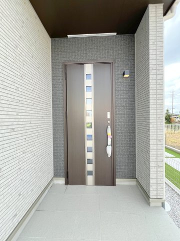 縦に連なるスリットガラスが洗練されたアクセント。住まいの顔である玄関を、モダンでスタイリッシュな空間へと引き締めます。