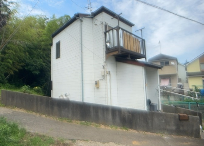 南側道路の場合は長い時間光を入れ込むことができるため、庭やリビングを道路側に持ってくることが多く土地価格も高い傾向にあります。一方北側道路だとリビングや庭が南側になりプライバシーを守ることができます。