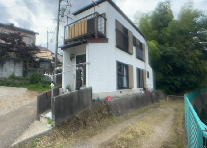 庭のある家に住むことのメリットとして、子どもたちの遊び場を確保できること、ガーデニングや家庭菜園を楽しめること、明るさを確保できることがあります。また、配置を工夫することでプライバシーが確保できます。