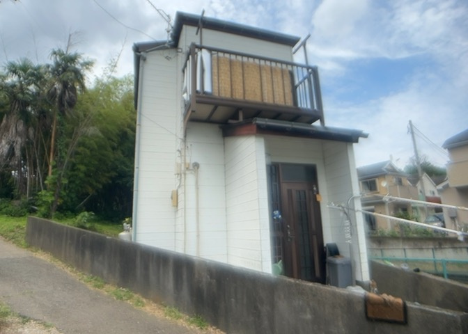 バルコニーは、建物内から室外へ楽に出入りできる便利なスペースです。また、バルコニーには手すりを付けることが義務付けられており、手すりの高さは110cm以上で施工することが建築基準法で定められています。