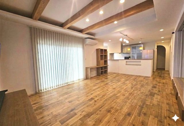 20畳のリビングなので広々空間です！※内装写真はAIにて家具を消しています