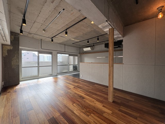 床材には、無垢フローリングを使用。見た目の美しさはもちろん、素足で歩いた時の肌触りも心地よいのが魅力の一つです。