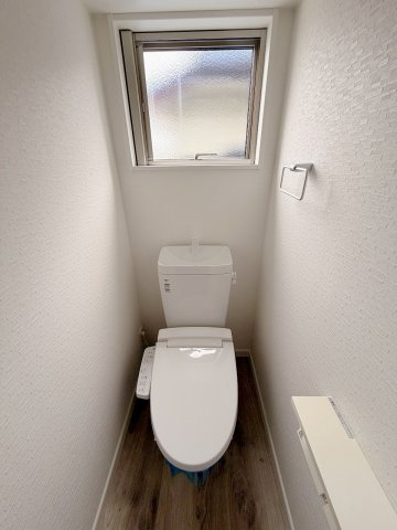 窓もあるので明るいトイレです！