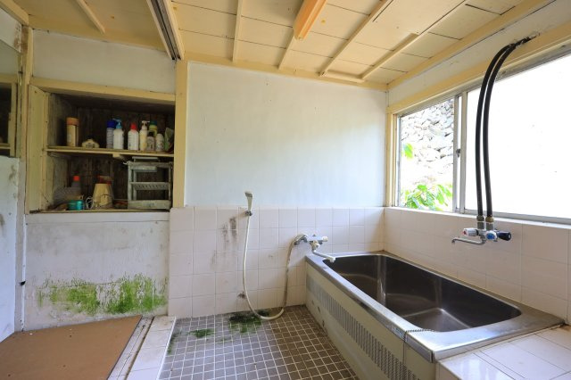 窓から自然光が入る浴室。お好みの設備への変更も可能です。