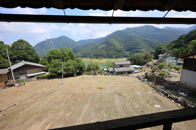 離れの窓から山並みと水面を望むロケーション。季節の移ろいを楽しめます。