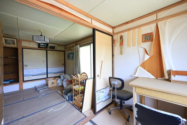 日当たり良好な2階のお部屋。自分好みに壁紙をDIY可能です。