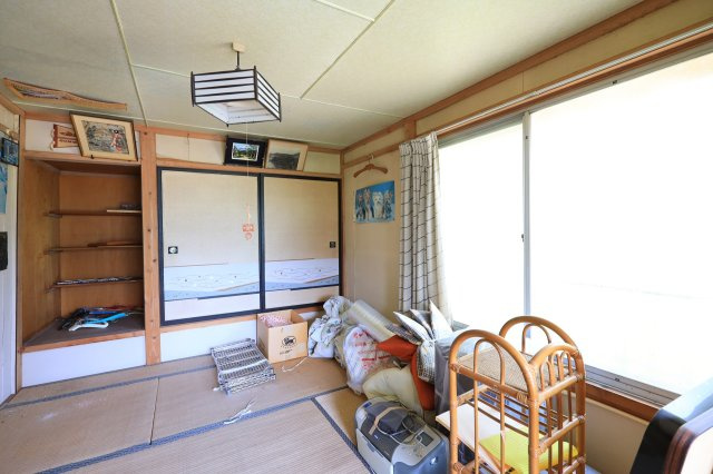 大きな窓から光が差し込む和室。趣味の部屋としてもおすすめ。