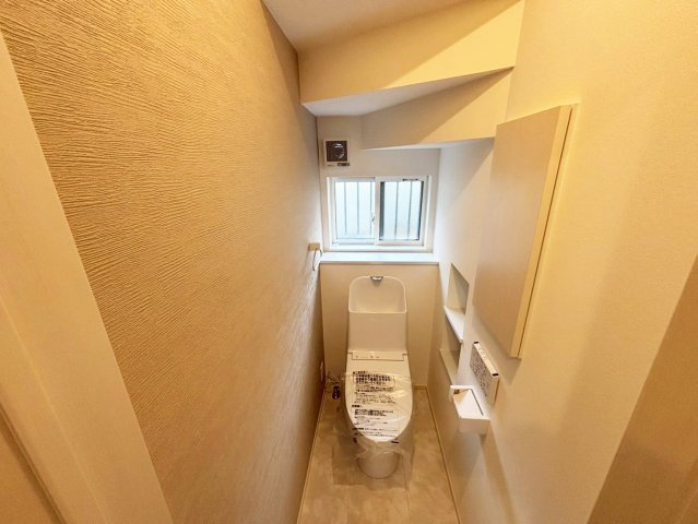シンプルで使いやすい暖房・温水シャワー洗浄機能付きトイレは標準装備です！