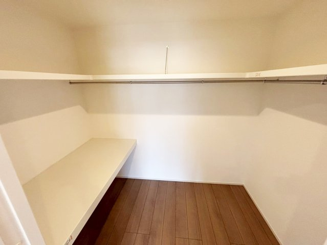 広々ウォークインクローゼットは趣味の品や季節物をたっぷり収納できます。