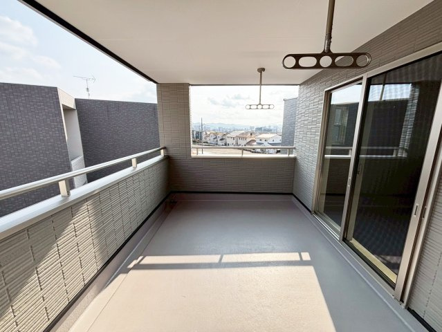 広々したバルコニーは洗濯干しに助かります