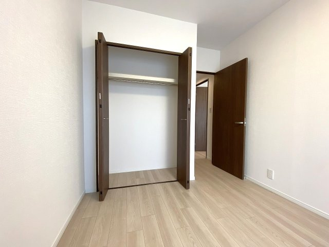 収納　各洋室のクローゼットをはじめ、住まいをすっきり保つための収納を確保。季節物の衣類や日用品を効率よく整理整頓でき、居住スペースをより広く有効的に活用していただけます。