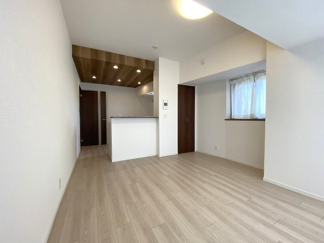 リビング　隣接する約5.5帖の洋室の扉を開放すれば、さらに広々とした一体空間としてもご利用可能。ライフスタイルの変化や来客時など、シーンに合わせてフレキシブルに使えるのが魅力です。