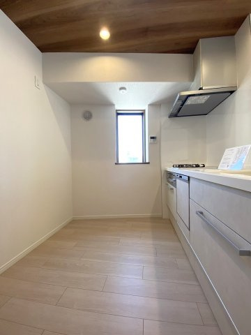 キッチン幅　幅2100mmのゆとりあるサイズのシステムキッチンを採用。複数人での調理もスムーズに行える広々とした作業スペースを確保しており、ご家族と一緒にお料理を楽しめる空間です。