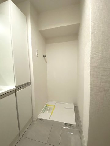 ランドリースペース　水回りが集約された家事動線に配慮したランドリーエリア。スムーズに洗濯作業が行え、忙しい毎日の家事負担をぐっと軽減してくれる使い勝手の良い設計となっています。