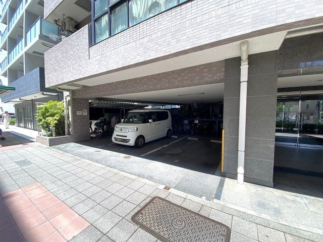 駐車場　敷地内駐車場もございます（月額25、000円・空き状況要確認）。通勤や休日のお出かけにお車を利用される方にも安心。大切な愛車を身近に保管でき、荷物の積み下ろしもスムーズです。
