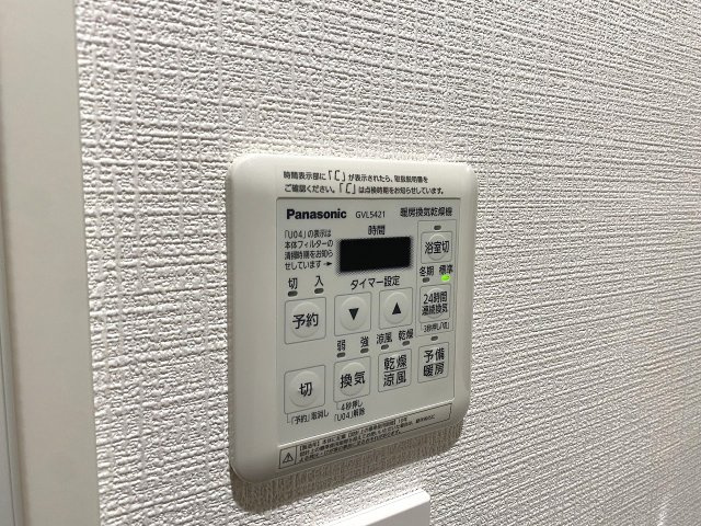 浴室乾燥機　雨の日や花粉の季節の部屋干しに大活躍する「浴室換気乾燥機」を新規完備！湿気を効率よく排出し、カビの発生を抑えて浴室を衛生的に保つ、日々の家事効率を高めてくれる人気設備です。