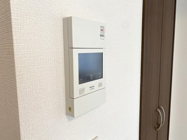 TVモニター付きインターホン　室内から来訪者の顔を一目で確認できるインターホン完備。オートロックシステムと合わせて高い防犯性を発揮し、お子様のお留守番時や不要な勧誘対策にも心強い安心の設備です。