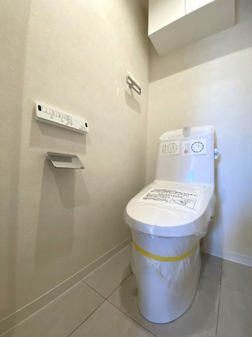 トイレ新規交換　温水洗浄便座一体型トイレへ新規交換済み！衛生的な最新設備とお手入れしやすい清潔な内装で、毎日気持ちよくご使用いただけます。上部にはトイレットペーパー等の収納に便利な棚付きです。