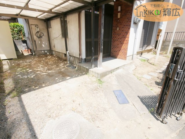 駐車場にはお車1台停めれます。