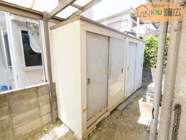 倉庫がございますので、ガーデニングや使用機会が少ない荷物を収納出来ます