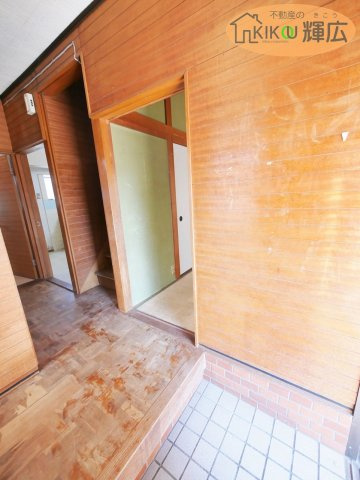 南向き玄関ですので、明るい玄関です。シューズBOXございませんので、お好きなものを設置できます。