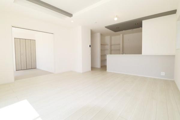 【郡山市小原田２丁目　　　1号棟　　　小原田小学校、小原田中学区の居間】