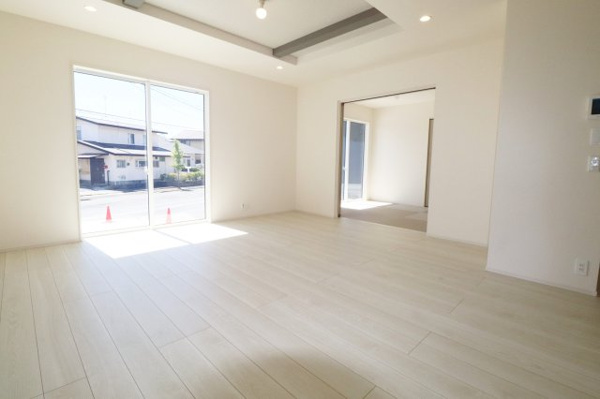 【郡山市小原田２丁目　　　1号棟　　　小原田小学校、小原田中学区の居間】