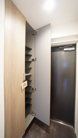 大容量のシューズ収納つき玄関　人感センサライトつき