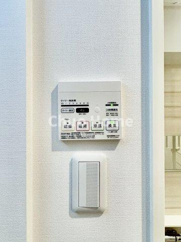 【浴室乾燥機】暖房・冷風・換気・乾燥が可能です。毎日を快適に過ごせるうれしい機能が揃っています。雨の日の洗濯物も安心です。