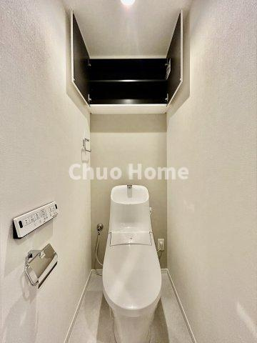 【トイレ】　収納スペースをしっかりと確保した温水洗浄便座機能付きトイレ。温水洗浄便座は清潔にお使いいただくための大切なアイテムです。