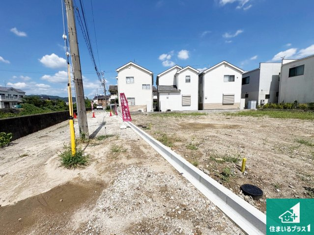 周辺は落ち着いた街並みの住宅地！子育てがしやすい住環境です！まだ未完成ですが、現地でしかわからない事もございます。是非一度ご覧ください。