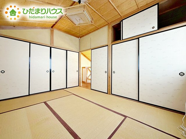 お部屋でゆったりとした時間を過ごしたい人には、畳がある和室がオススメです。畳は、楽な体勢で過ごせ、リラックスさせる効果のあるい草の香りなど、ゆったりとくつろぐための様々な魅力を備えています