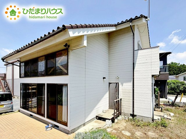 明るい光が差し込む開放感あふれる住まいです