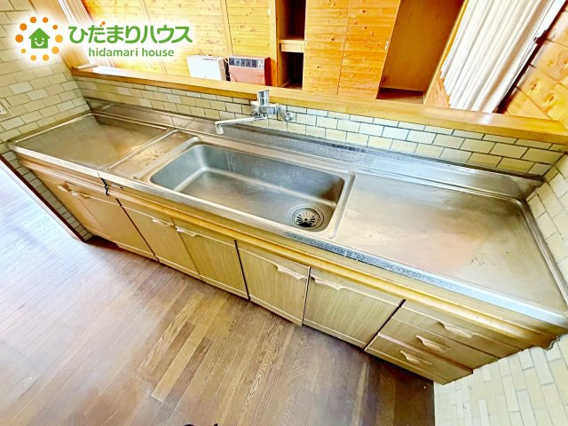 カウンターは少し高くなってますので、手元が隠れて来客からは見えにくくなってます♪
