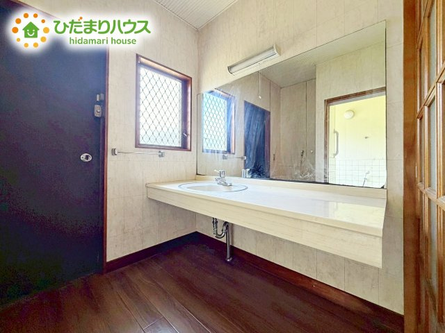 ワイドな独立洗面台には、ちょっとしたスキンケア用品などを置くのにも便利ですね(^^)/