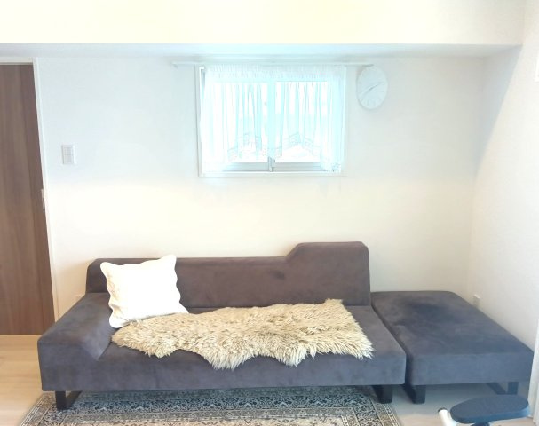 寝室6.2畳は角部屋で、明るいお部屋です。　2026年9月撮影