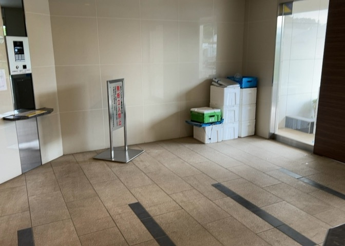 ラウンジは、マンションの共用スペースに椅子やテーブルなどを配置した利用者が寛げる空間です。屋内型ラウンジと屋外型ラウンジがあります。共用部分の管理状況と合わせて、詳細については現地でご確認ください。