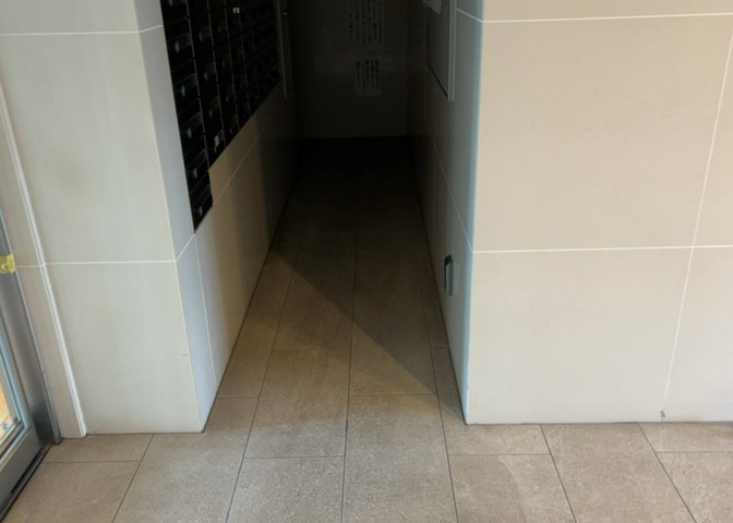 共用部分は、一棟の建物に住む区分所有者全員が共同で所有するとし、共用部分の管理、補修などは、区分所有者で形成される管理組合が行います。個人の判断で勝手に変更することはできませんので覚えておきましょう。