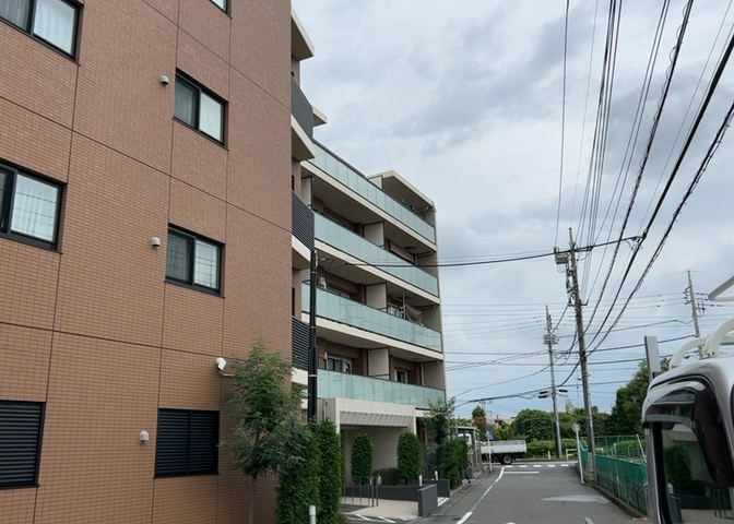 ＲＣ造、Reinforced　Concreteは直訳すると補強されたコンクリートです。主に柱や梁・床・壁が鉄筋とコンクリートで構成おり、鉄筋を組んだ型枠にコンクリートを流し込んで固めたものを指します。