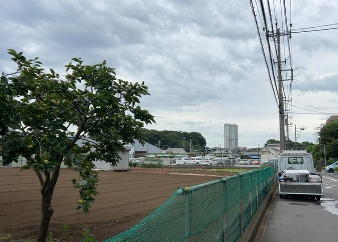 眺望を気にして物件を探す場合、前面に建物が建っていないか現地で確認しましょう！前面に建物があると景色はもちろん、日当たりや風通しにも影響が出てきます。住んだ時のことを想像しながら現地見学をしましょう。