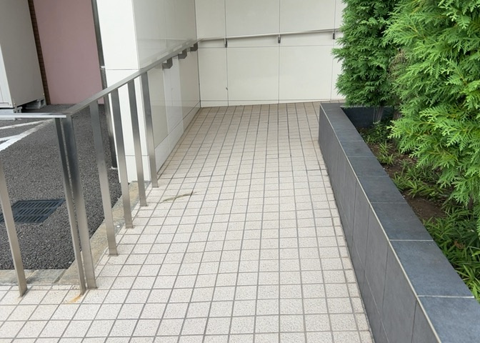共有部分は、住民なら誰もが使える設備のこと。例えば駐車場やエレベーター、インターネット設備、セキュリティ設備などがあります。他にも、マンションの廊下・外部階段やエントランス・ゴミ置き場などがあります。