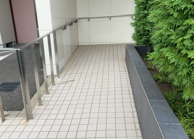 共用部分は、一棟の建物に住む区分所有者全員が共同で所有するとし、共用部分の管理、補修などは、区分所有者で形成される管理組合が行います。個人の判断で勝手に変更することはできませんので覚えておきましょう。
