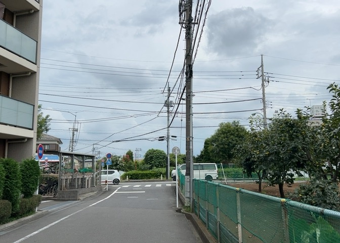 眺望の良さを楽しめるダイニングキッチンで家族団らんの時間を過ごしてはいかがでしょうか。バルコニーから見える景色を家族で眺める時間は、時間が経つのを忘れてしまいそうですね。是非、現地を見に行きましょう！