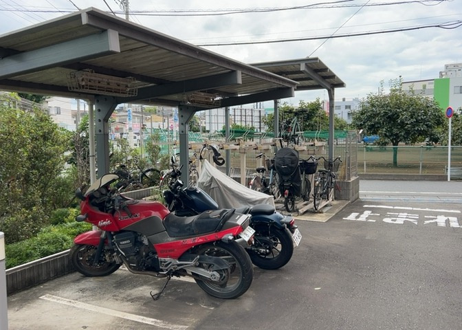 車一台あたりに必要なスペースは、標準サイズの普通自動車で横幅2m50cm、長さ5mは必要になります。ただし、乗降のことも考慮して横幅3m30cm、長さ5m50cmほどは確保できるところを選びましょう。