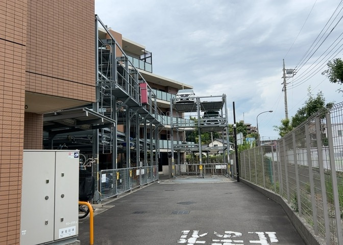 駐車場と明記されていても、最小スペースでつくられた駐車場だと大型車は駐車できなかったり、出入りしにくくなったりする可能性があります。お車のサイズと購入したい物件の駐車場のサイズを現地で確認しましょう。